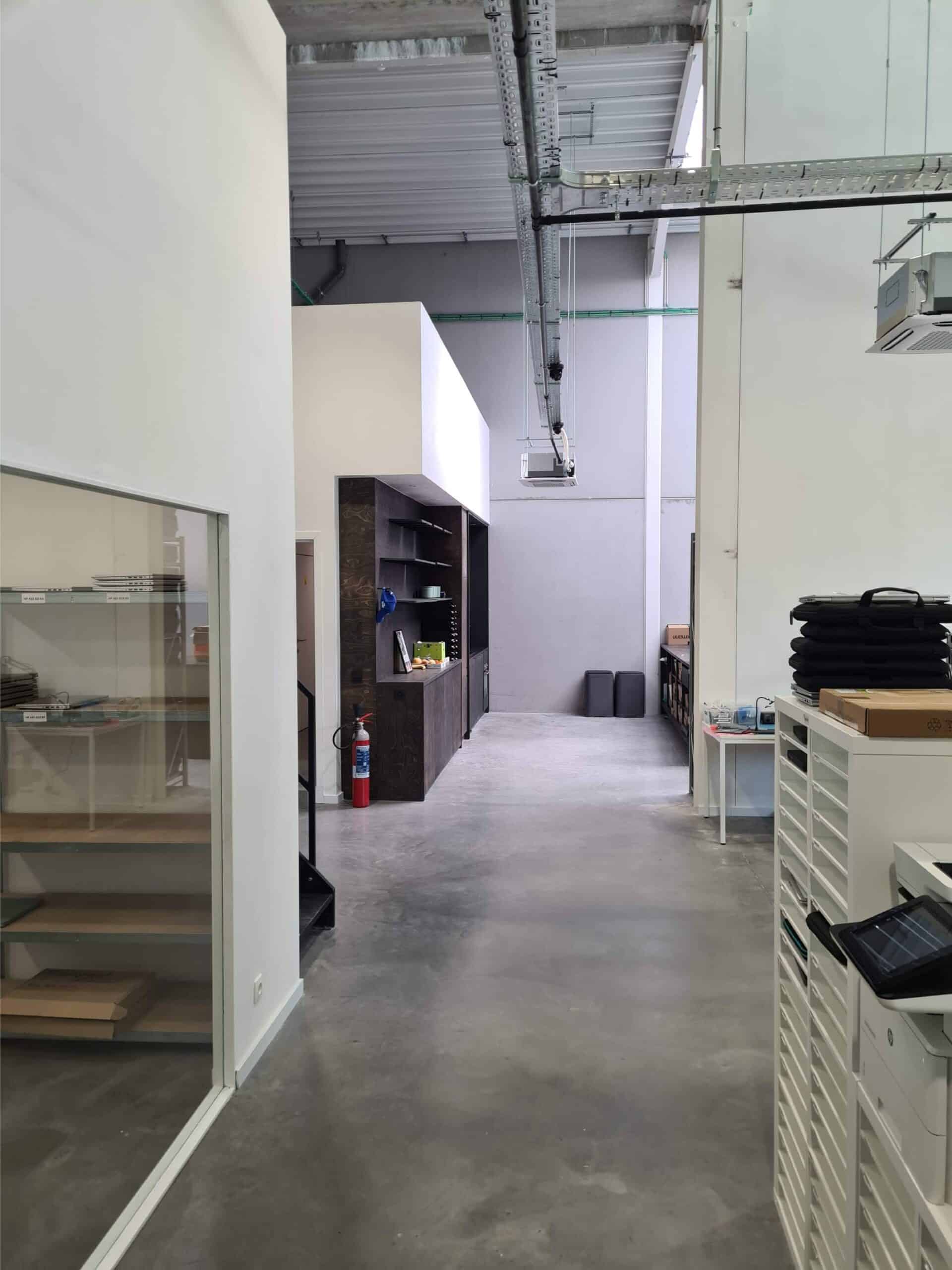 WALLE KORTRIJK - Inrichten kantoren in nieuwbouwloods